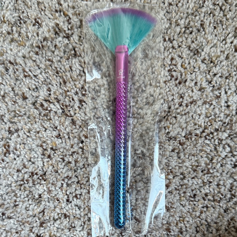 Moda Pink and Teal Fan Brush
